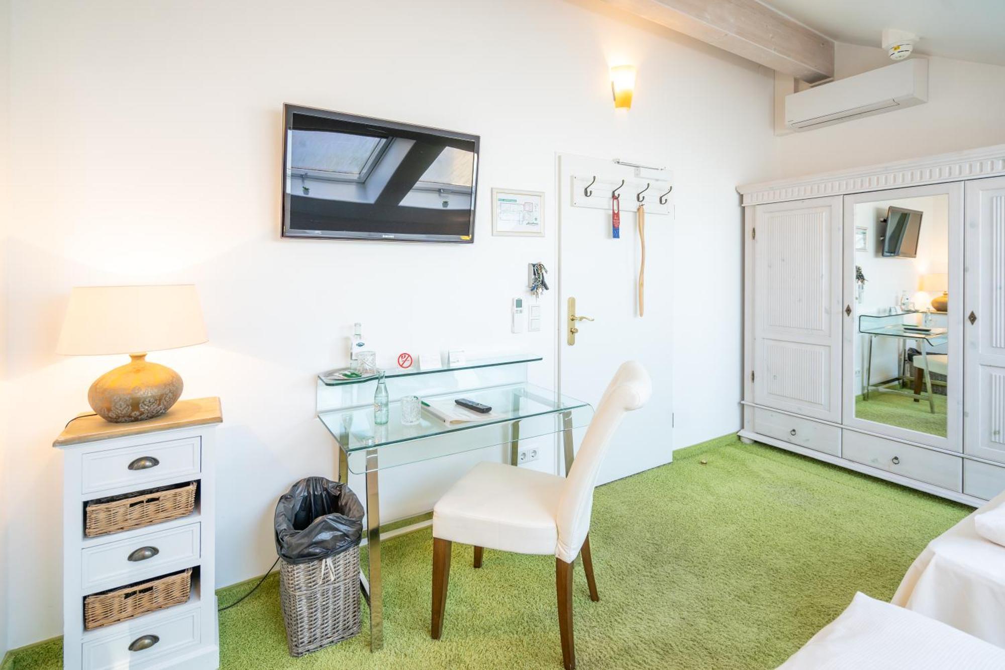 Landhaus Hotel Wolfratshausen Exteriör bild