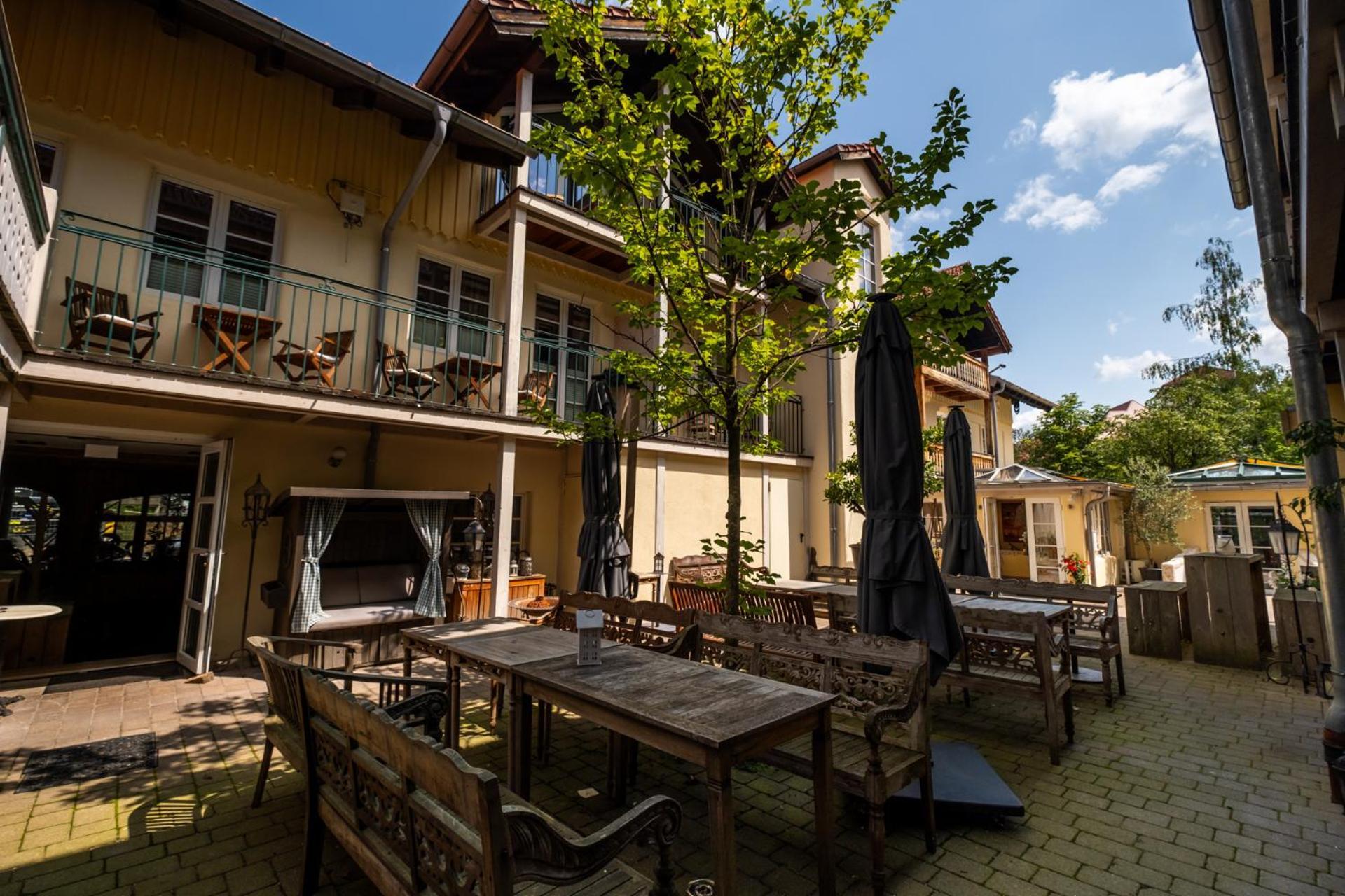 Landhaus Hotel Wolfratshausen Exteriör bild