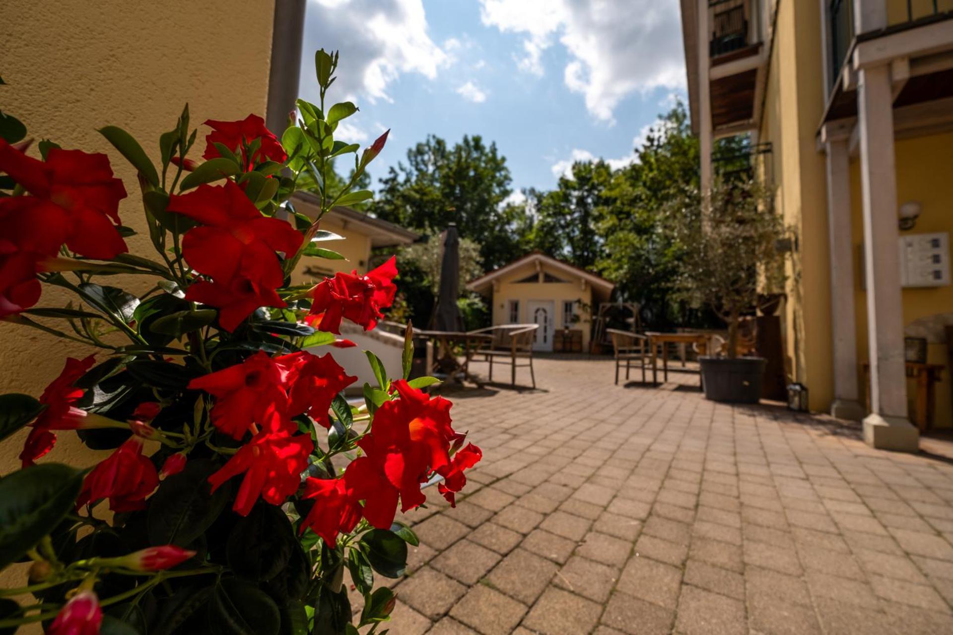 Landhaus Hotel Wolfratshausen Exteriör bild